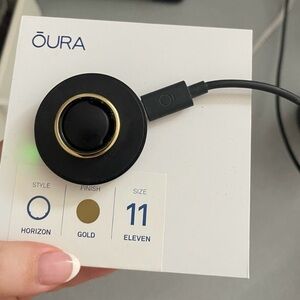 Gold oura ring in style horizon- Oura Charger included